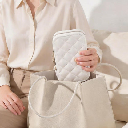 Freja – Kompakt resesmyckeskrin med quiltad design