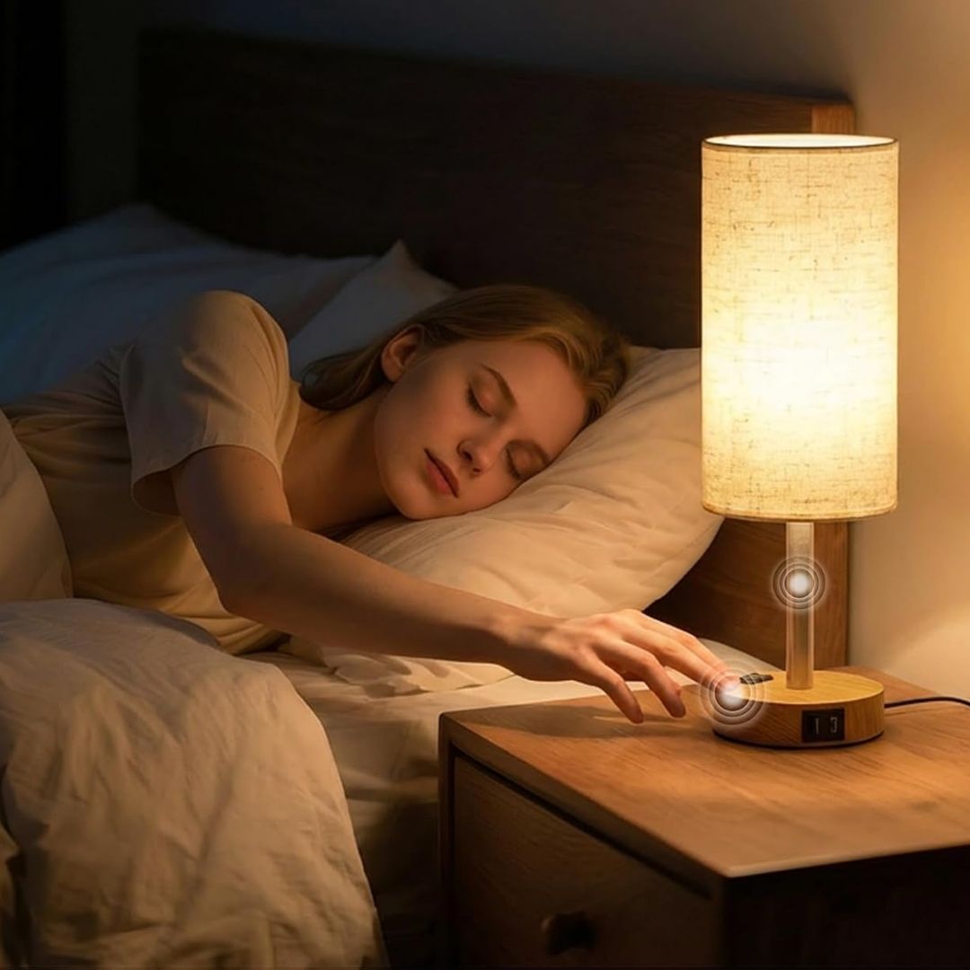 Astrid – Stilren sängbordslampa med touch-kontroll och laddningsfunktion