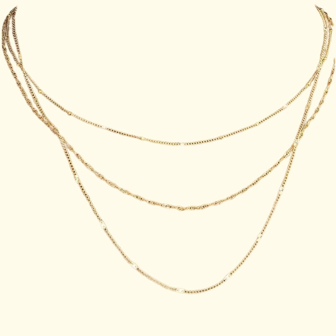 Ingrid – Elegantt lagerat halsband i guld med mönstrade kedjor