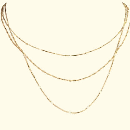 Ingrid – Elegantt lagerat halsband i guld med mönstrade kedjor