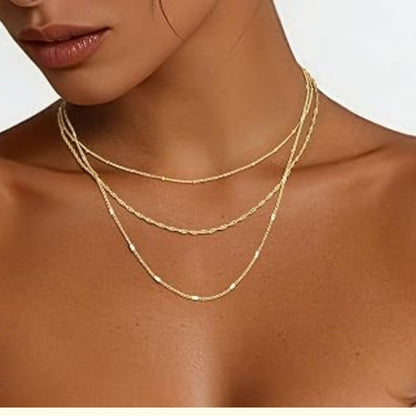 Ingrid – Elegantt lagerat halsband i guld med mönstrade kedjor