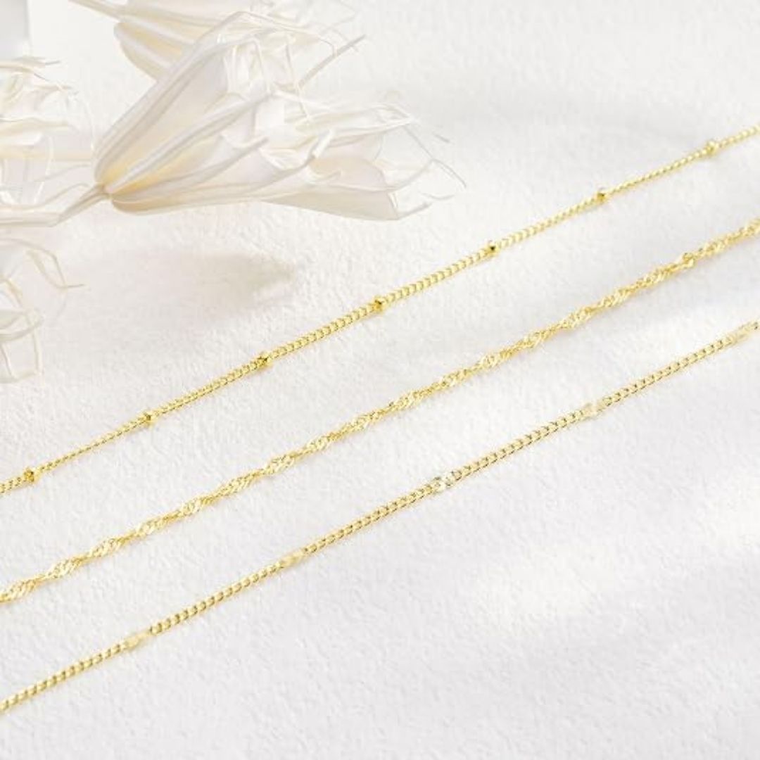 Ingrid – Elegantt lagerat halsband i guld med mönstrade kedjor