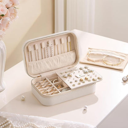 Freja – Kompakt resesmyckeskrin med quiltad design