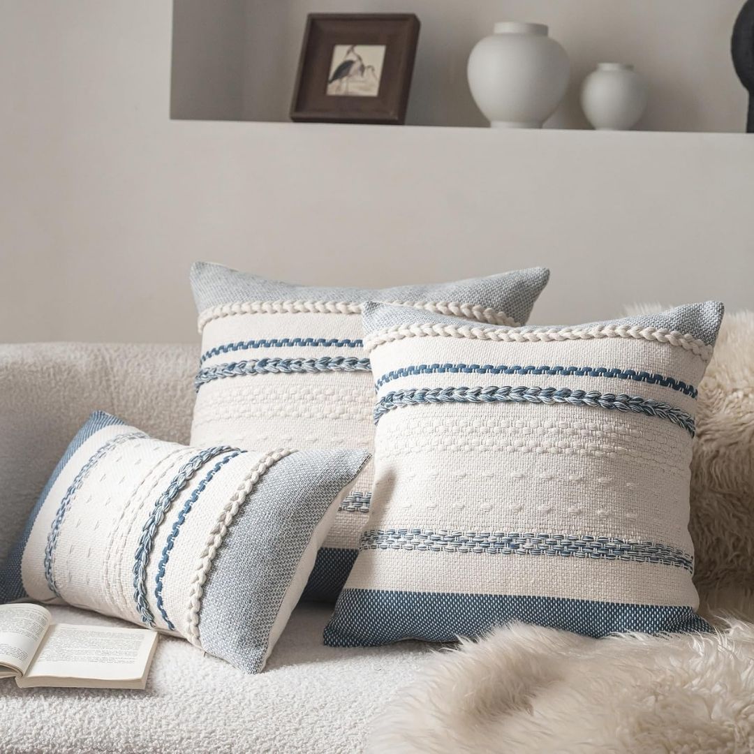 Ebba – Texturerat kuddfodral i skandinavisk design med flätade detaljer