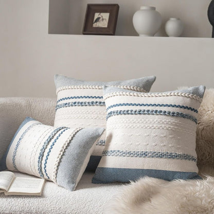 Ebba – Texturerat kuddfodral i skandinavisk design med flätade detaljer