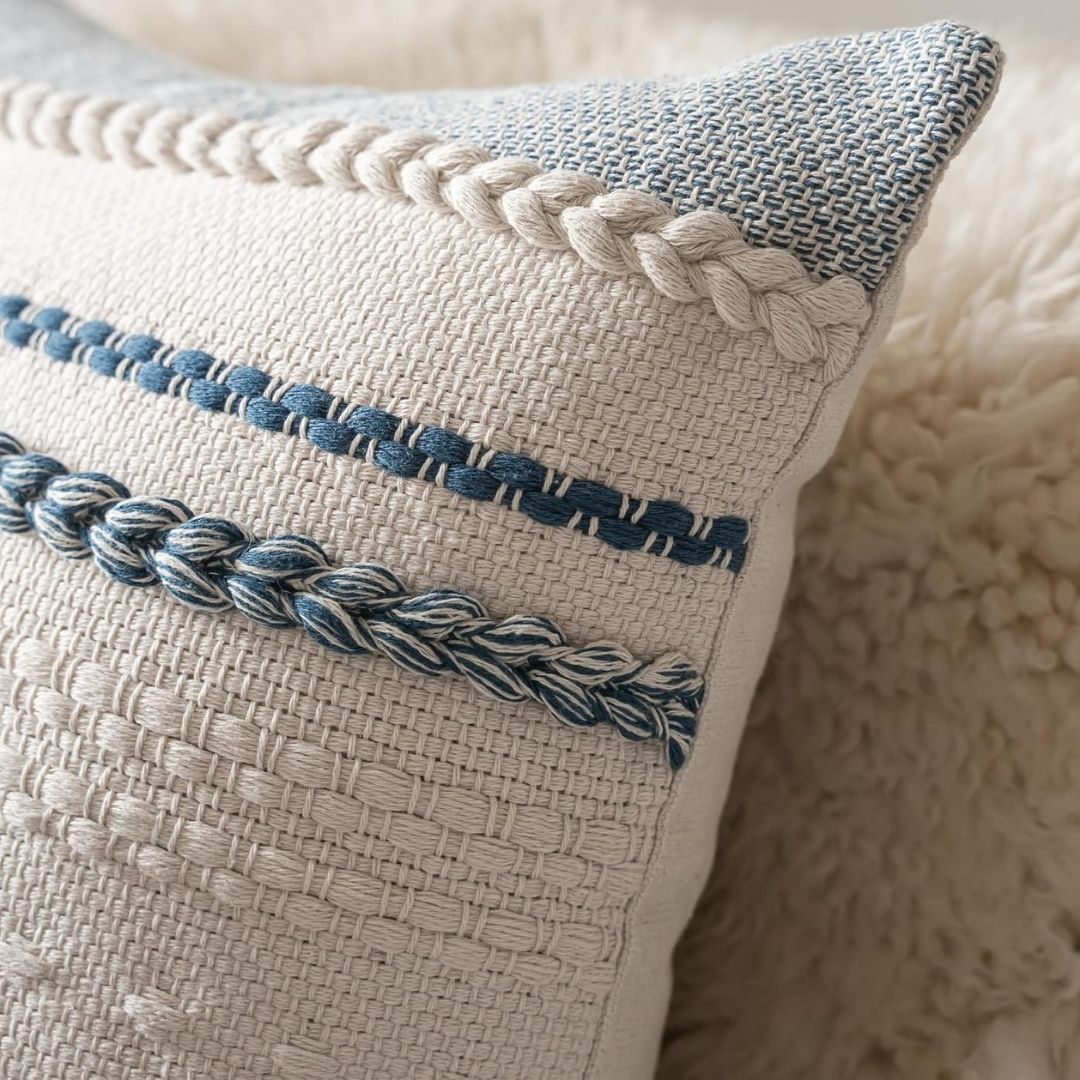 Ebba – Texturerat kuddfodral i skandinavisk design med flätade detaljer