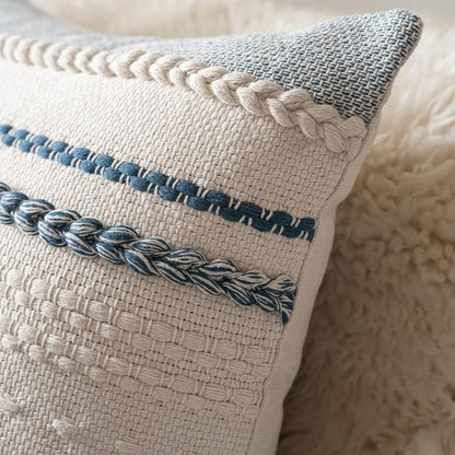 Ebba – Texturerat kuddfodral i skandinavisk design med flätade detaljer